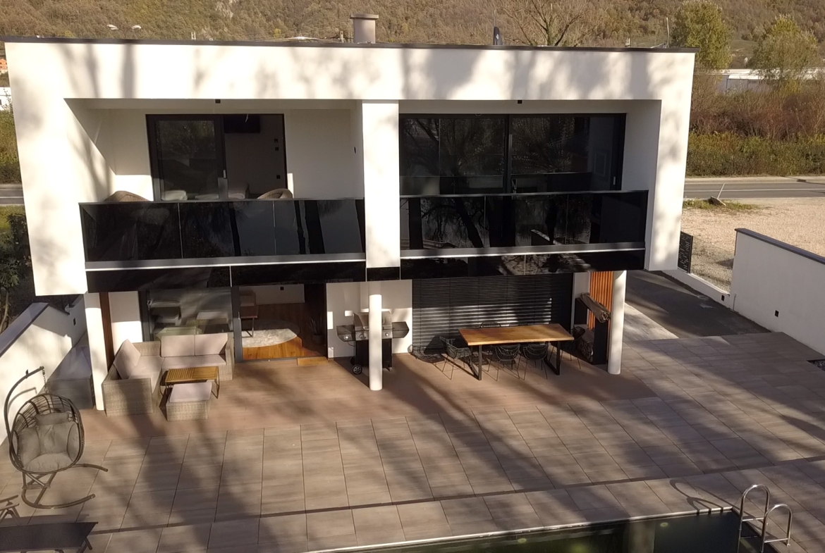 LUKSUZNA VILA „RELAX HOUSE“ BIHAĆ